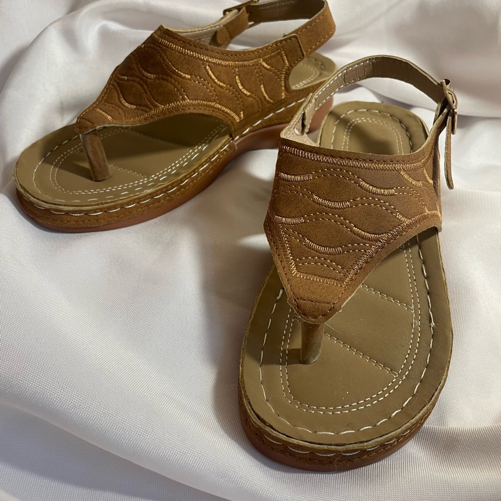 Women’s Lightweight Tan Sandals w/Adjustable Strap, Pictures Show‎ Length, NWOT